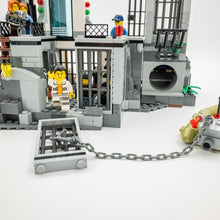 Incarca imaginea in Galerie, LEGO® 60130 ReGenerat: City - Închisoarea de pe insulă