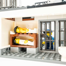 Incarca imaginea in Galerie, LEGO® 60130 ReGenerat: City - Închisoarea de pe insulă
