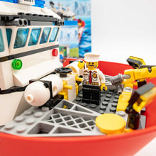 Incarca imaginea in Galerie, LEGO® 60109 ReGenerat: City - Șalupa de stins incendii