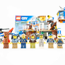 Incarca imaginea in Galerie, LEGO® 60174 ReGenerat: City - Cartierul general al poliției montane