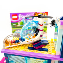 Incarca imaginea in Galerie, LEGO® 41318 ReGenerat: Friends - Spitalul Din Heartlake