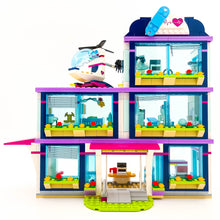 Incarca imaginea in Galerie, LEGO® 41318 ReGenerat: Friends - Spitalul Din Heartlake