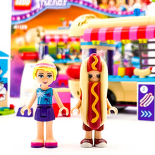 Incarca imaginea in Galerie, LEGO® 41129 ReGenerat: Friends - Furgoneta de hot dog din parcul de distracție