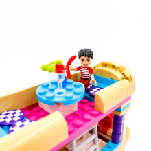 Incarca imaginea in Galerie, LEGO® 41129 ReGenerat: Friends - Furgoneta de hot dog din parcul de distracție