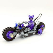Incarca imaginea in Galerie, LEGO® 70902 ReGenerat: Batman Movie Catwoman si urmărirea in Catcycle