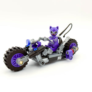 LEGO® 70902 ReGenerat: Batman Movie Catwoman si urmărirea in Catcycle